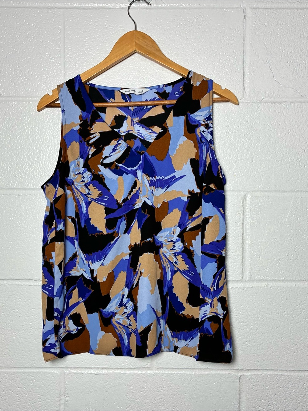 Nine West abstract bird print vneck sleeveless top